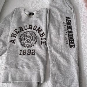 Abercrombie and Fitch sweatsuit! Pants Xs and shirt small! Great condition!